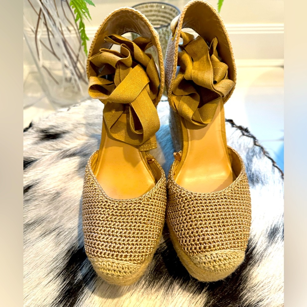 Beautiful espadrille. Lace-Up wedge shoes .